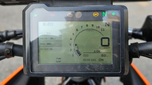 The instrument cluster has a pretty basic design but it is easy to read even under direct sunlight. KTM 250 Duke