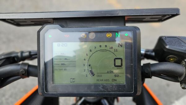 It now comes with a new 5-inch LCD instrument cluster that shows vital information such as battery voltage, average fuel efficiency, range, time, coolant temperature, gear position indicator and rear ABS status. Apart from this, there is the usual odometer, speedometer, tachometer, fuel gauge and twin trip meters. It now comes with a new 5-inch LCD instrument cluster that shows vital information such as battery voltage, average fuel efficiency, range, time, coolant temperature, gear position indicator and rear ABS status. Apart from this, there is the usual odometer, speedometer, tachometer, fuel gauge and twin trip meters.