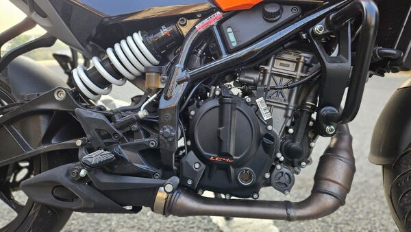KTM has now also added a bi-directional quickshifter to the 250 Duke. It works smoothly while shifting up at high rpms. However, it can be a bit choppy at lower rpms and the down-shifts are not very smooth either. KTM has now also added a bi-directional quickshifter to the 250 Duke. It works smoothly while shifting up at high rpms. However, it can be a bit choppy at lower rpms and the down-shifts are not very smooth either.