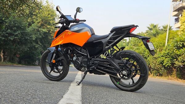 The handling is still 250 Duke's strong suit. It sticks to the line that the rider chooses and flows through the corners. KTM is using MRF tyres for the 250 Duke, while the grip levels are satisfactory, they don't provide much feedback. The handling is still 250 Duke's strong suit. It sticks to the line that the rider chooses and flows through the corners. KTM is using MRF tyres for the 250 Duke, while the grip levels are satisfactory, they don't provide much feedback.