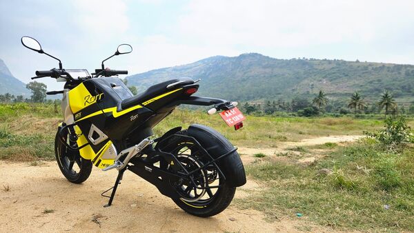 It could be a bit tough to make u-turns because of the limited steering lock that the motorcycle has. Oben Rorr