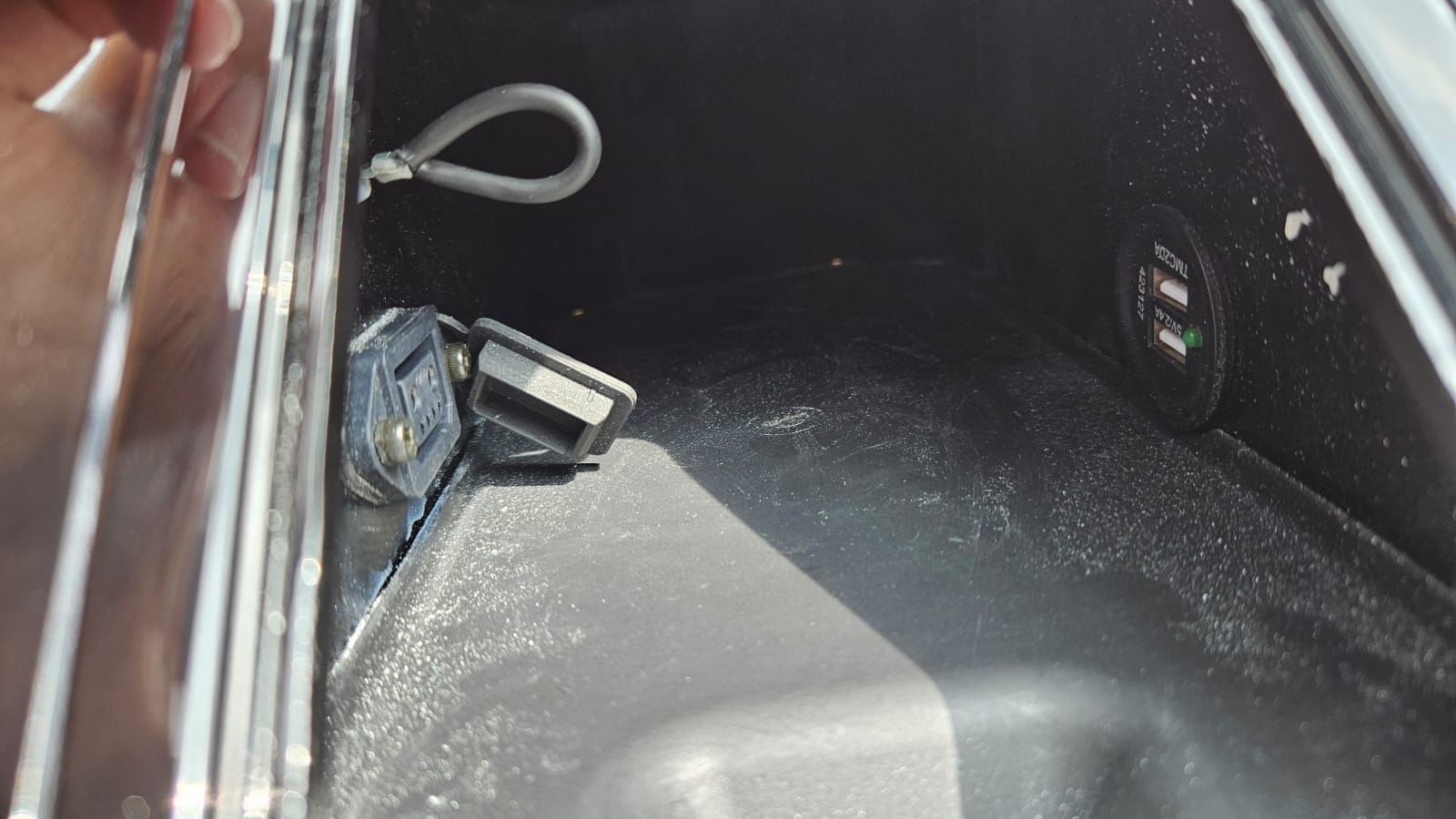 The storage under the fuel tank can come in handy in storing few things. Oben Rorr