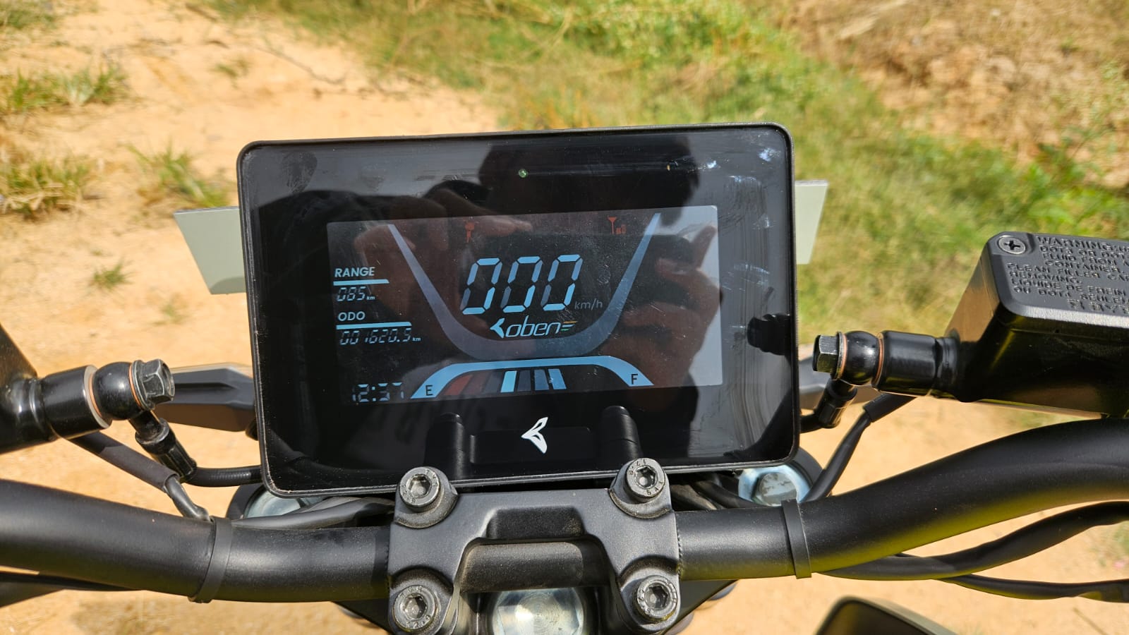 There are no trip meters nor the instrument cluster shows a battery percentage. Oben Rorr