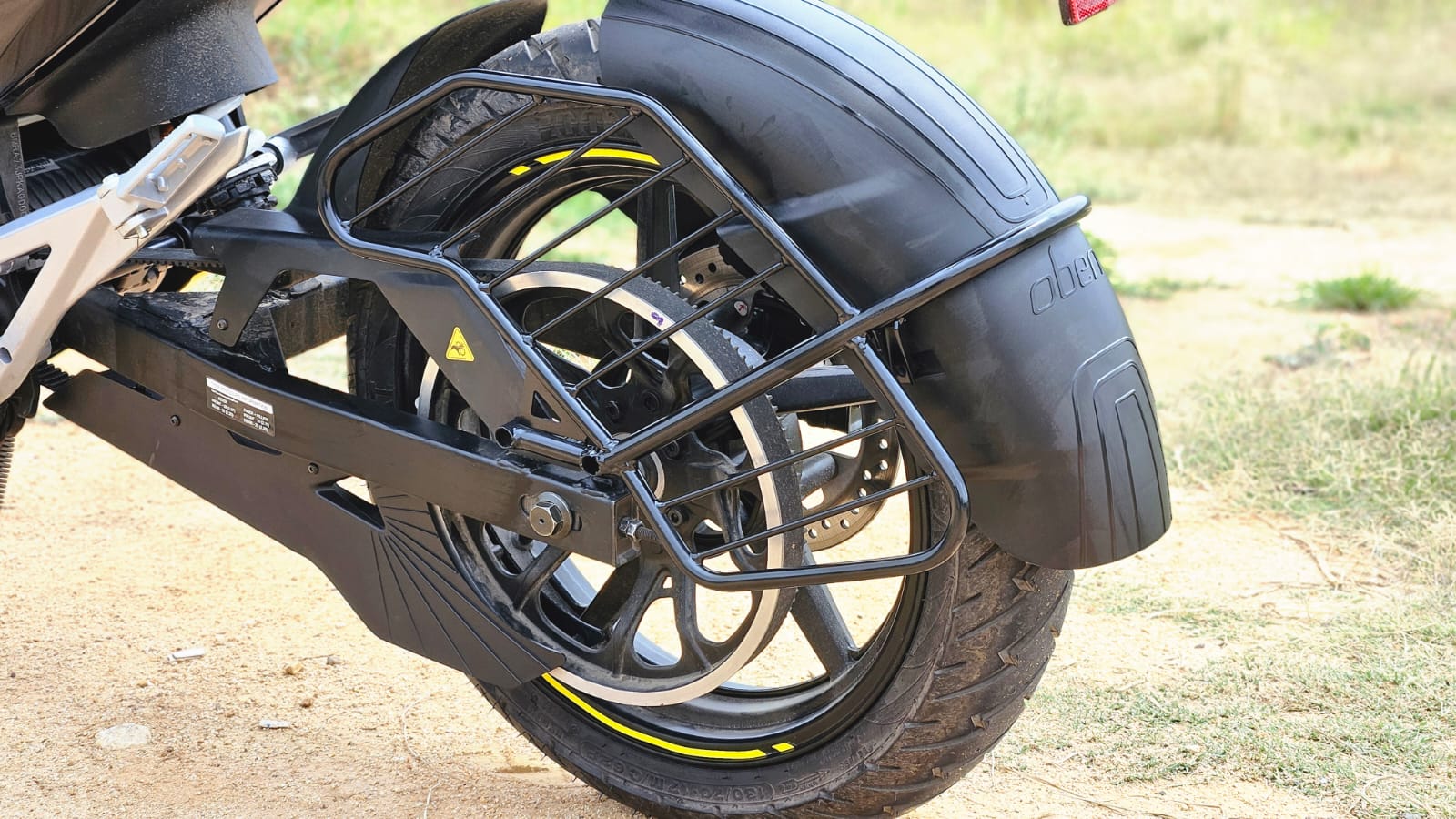 Oben Rorr uses a belt drive mechanicsm to transfer the power from the electric motor to the rear wheel. Oben Rorr