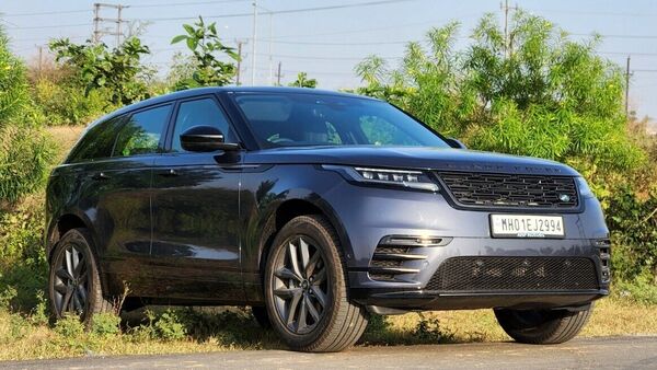 There are two new colour options for the outside body of the Range Rover Velar - Metallic Varesine Blue and Premium Metallic Zadar Grey. Range Rover Velar