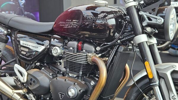 Triumph Speed Twin 1200 Stealth Edition
