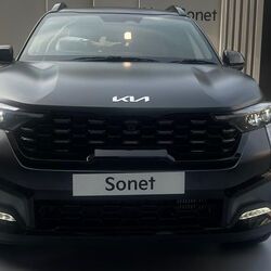 Kia India unveiled the much-awaited Sonet facelift in the country on December 14. The new Kia Sonet facelift comes with a host of design updates which are subtle yet significant. However, the overall silhouette remains the same as it is unmistakably similar to the outgoing version of the compact SUV.