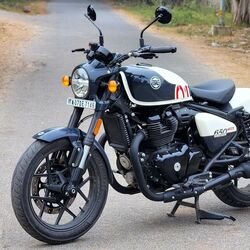 Royal Enfield Shotgun 650 might share its underpinnings with the Super Meteor 650 but it is quite different. It will go on sale soon in the Indian market and we are expecting it to be positioned below the Super Meteor 650 in the lineup.