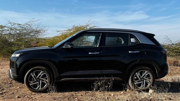 Dimensionally, the new Creta measures 4,330 mm in length, 1,790 mm in width and 1,635 mm in height with the roof rack. The SUV has a wheelbase of 2,610 mm, which is the same as the outgoing model. The overall silhoutte of the SUV remains same as the outgoing model. However, the changes at the exterior are prominent at the front and rear profile alongside the redesigned alloy wheels. Dimensionally, the new Creta measures 4,330 mm in length, 1,790 mm in width and 1,635 mm in height with the roof rack. The SUV has a wheelbase of 2,610 mm, which is the same as the outgoing model. The overall silhoutte of the SUV remains same as the outgoing model. However, the changes at the exterior are prominent at the front and rear profile alongside the redesigned alloy wheels.