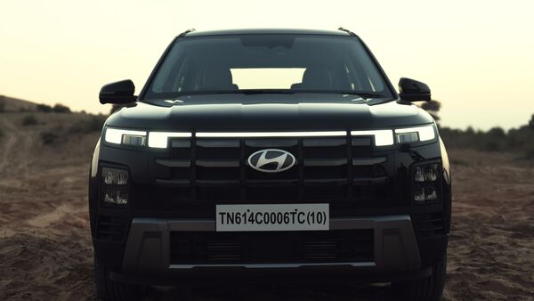 The new Creta gets a completely revamped front profile. The front grille has donned a new design in line with the other models of the brand, while it has become bigger than before. Highlighting the fascia is the new design headlamps and LD daytime running lights, while adding more style to the car is the sleek LED light bar connecting the DRLs. The bumper too gets a revamped appearance. The new Creta gets a completely revamped front profile. The front grille has donned a new design in line with the other models of the brand, while it has become bigger than before. Highlighting the fascia is the new design headlamps and LD daytime running lights, while adding more style to the car is the sleek LED light bar connecting the DRLs. The bumper too gets a revamped appearance.