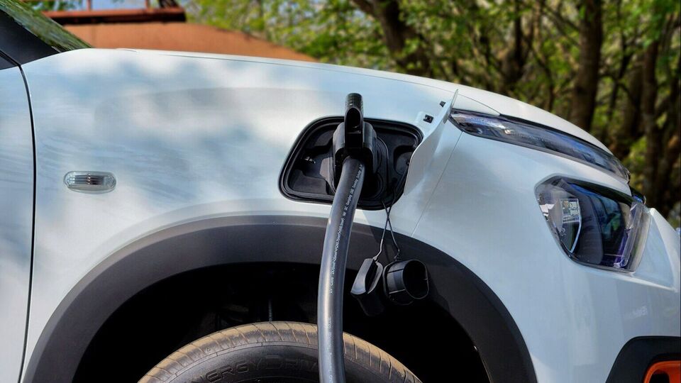 Hybrid vs EVs
