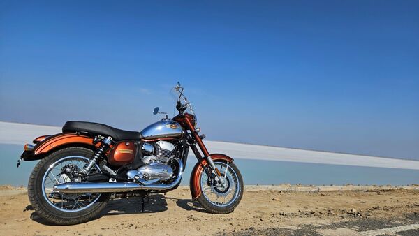 Suspension duties are performed by telescopic forks in the front and twin shock absorbers at the rear. The ride quality is slightly on the firmer side but it is not uncomfortable. The motorcycle also feels planted while riding on highway and it can absorb most of the bumps of our Indian roads. Suspension duties are performed by telescopic forks in the front and twin shock absorbers at the rear. The ride quality is slightly on the firmer side but it is not uncomfortable. The motorcycle also feels planted while riding on highway and it can absorb most of the bumps of our Indian roads.