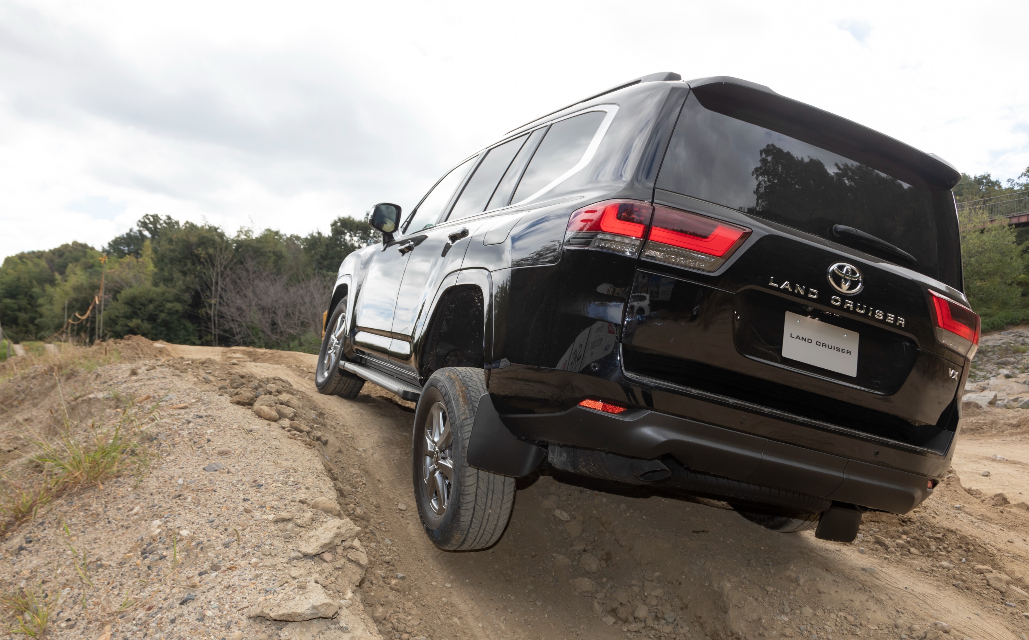 The Land Cruiser LC300 draws power from a 3.3-litre V6 diesel engine in India, paired with the 10-speed automatic transmission Toyota Land Cruiser LC300