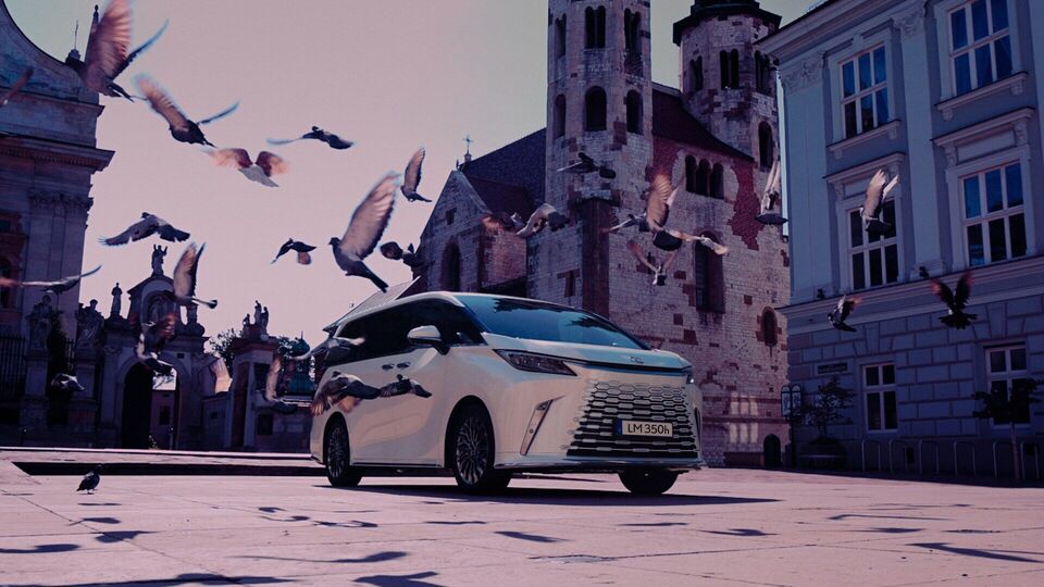 Lexus LM 350h