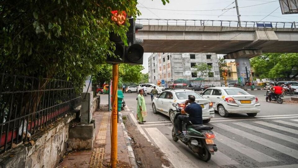 Delhi traffic violation red light jumping
