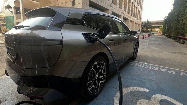 The BMW iX50 offers more power and torque at 516 bhp and 765 Nm, when compared to the iX40 model. And because it is powered by a 111.5 kWh battery pack as against the 76.5 kWh battery pack on the lower variant, it also offers a greater range. BMW claims a range of 635 kms per charge. During HT Auto test, the SUV was loaded with four passengers and driven for most parts at 120 kmph with AC at moderate. The battery went from 90 per cent to 10 per cent at 400 kms. Expect the range to be higher within city limits.