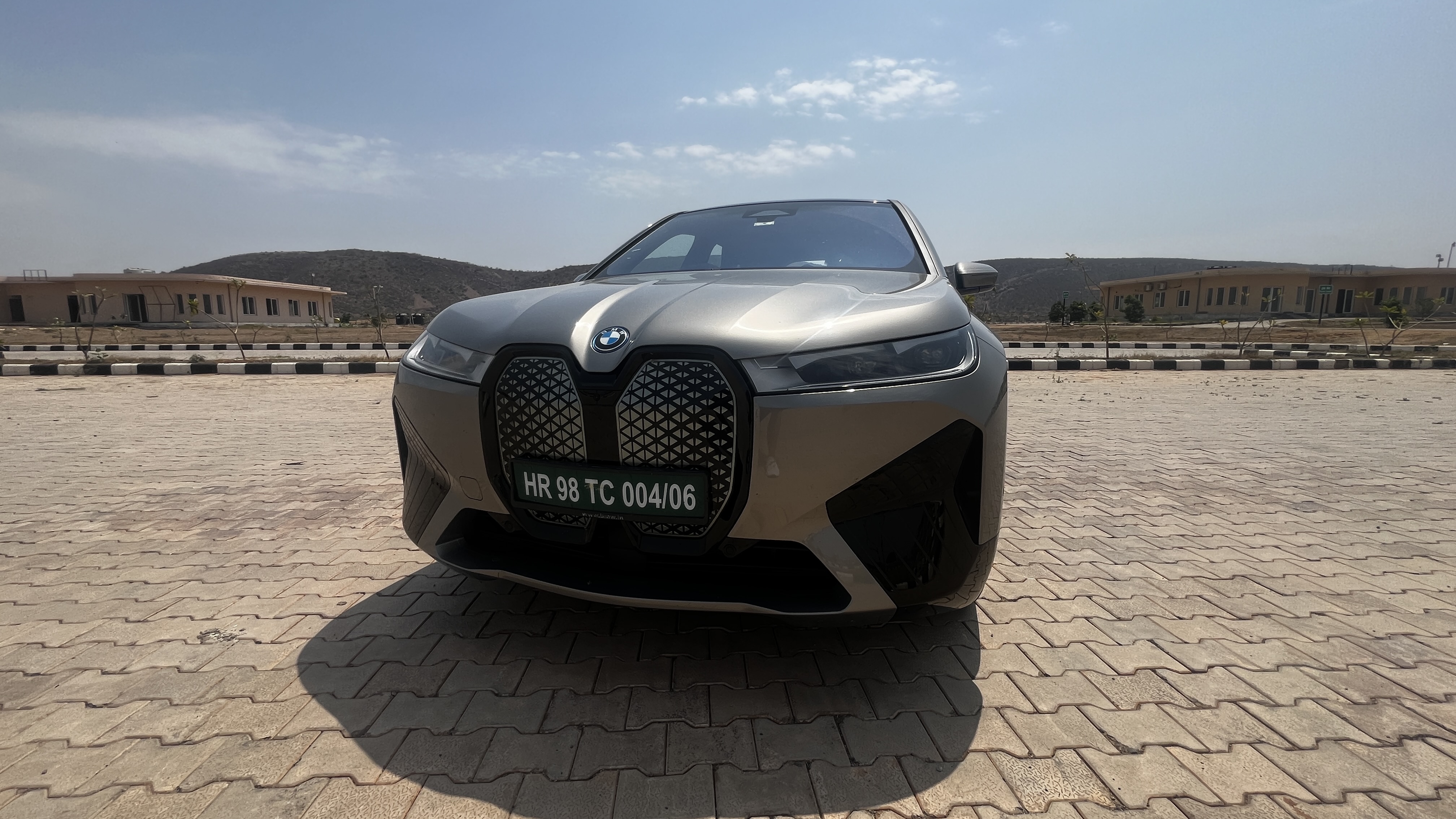 During the course of this drive review, the BMW iX50 was driven from Delhi to Jaipur and back on the new highway between the two cities. The one-way distance of 290 kms was covered mostly at the top-permissible speed of 120 kmph, with AC at moderate and with four adult passengers. Taking into account these factors, the BMW iX50 offered a range of around 400 kms before coming down to 10 per cent battery.