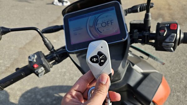 Vida V1 Pro comes with is keyless entry. The key fob stays in your pocket, the only thing the rider needs to do is walk up to the scooter and push the button and the scooter turns on. However, the quality of the key fob is not great. 