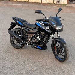 While design and hardware remain largely unchanged of the new Bajaj Pulsar 125, familiar features like the muscular bodywork, halogen headlight with DRLs, split seat, and grab rail persist.