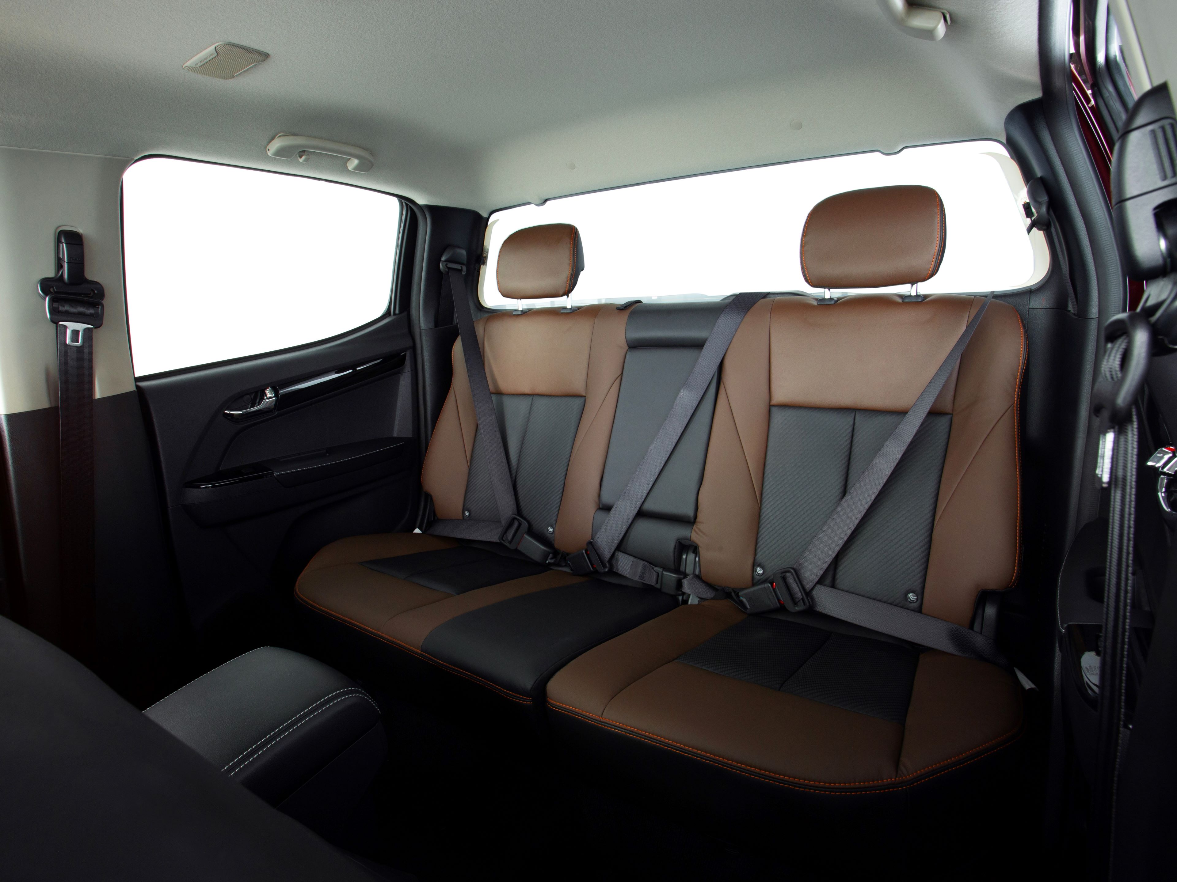 The 2024 Isuzu V Cross now comes with three-point seatbelts as standard, along with a rear seat seatbelt reminder
