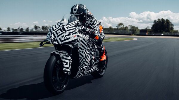 https://www.mobilemasala.com/auto-news/KTM-990-RC-R-prototype-unveiled-to-rival-Yamaha-R9-Ducati-Panigale-V2-i261793