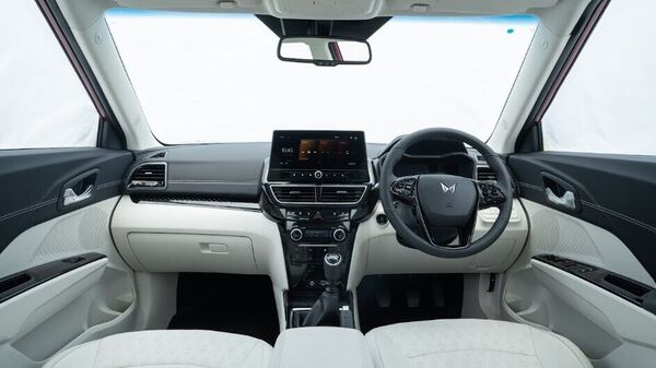 Mahindra XUV 3XO-এর ভিতরে ড্যাশবোর্ড লেআউটের দিকে এক নজর। Mahindra XUV 3XO