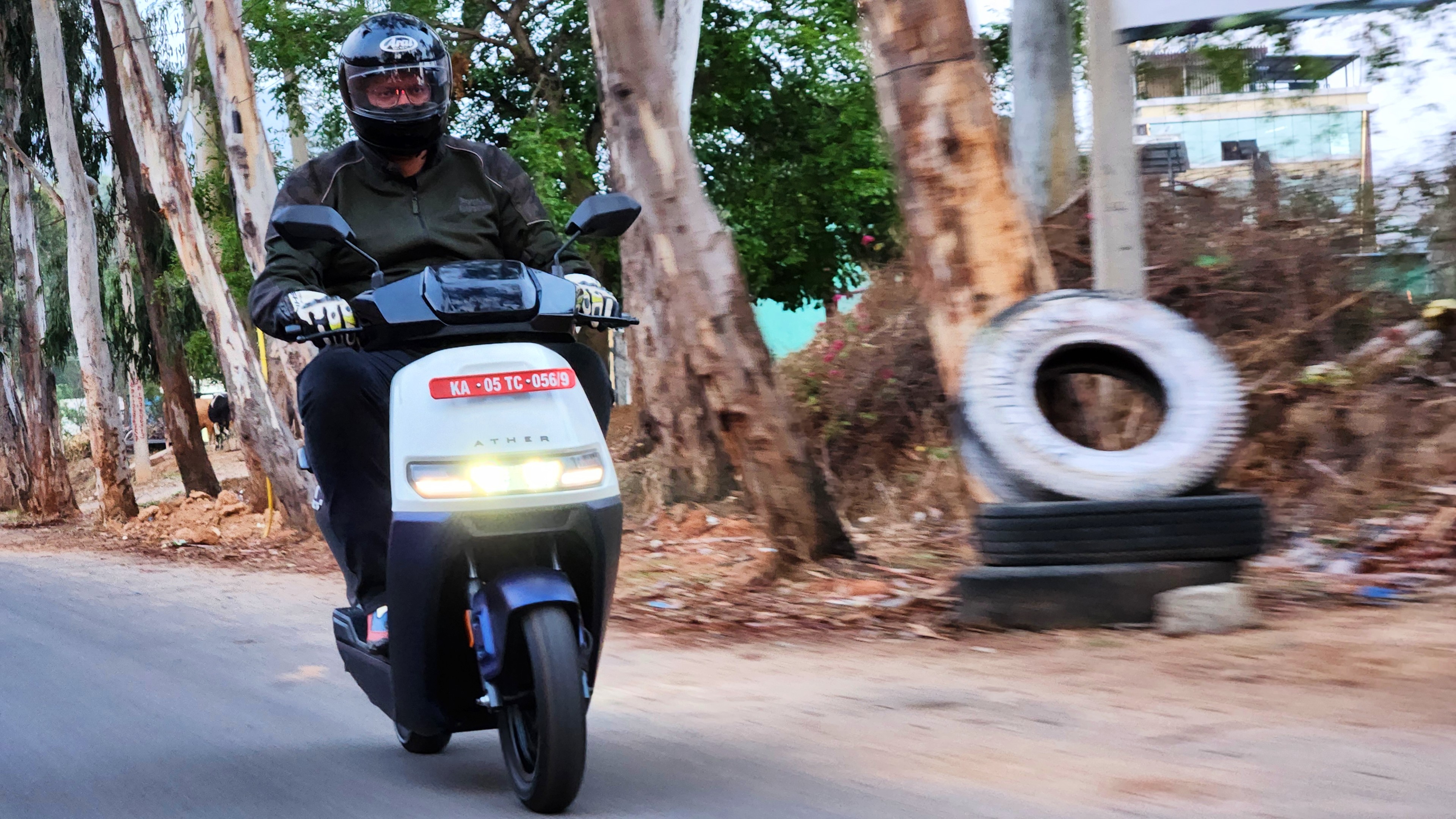 Throttle input is crisp and certainly the best in the business while power delivery is linear and relaxed for the most part. The riding experience is refined with little to complain about Ather Rizta Review