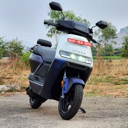 The Z variant comes with a pillion backrest as standard. Ather says that the seat of the Rizta is the largest in the segment. The floorboard is also flat and there are two hooks for groceries and stuff. There is also a difference between the seats of both variants. The S gets the standard seat whereas the Z variant comes with a premium seat.