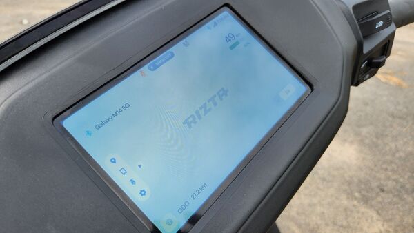 The S variant gets a 7-inch DeepView display that is shared with the 450S whereas the Z gets a 7-inch TFT display but it is not a touchscreen unit. Instead, the rider needs to use the joystick on the left switch cube to navigate through the user interface. 