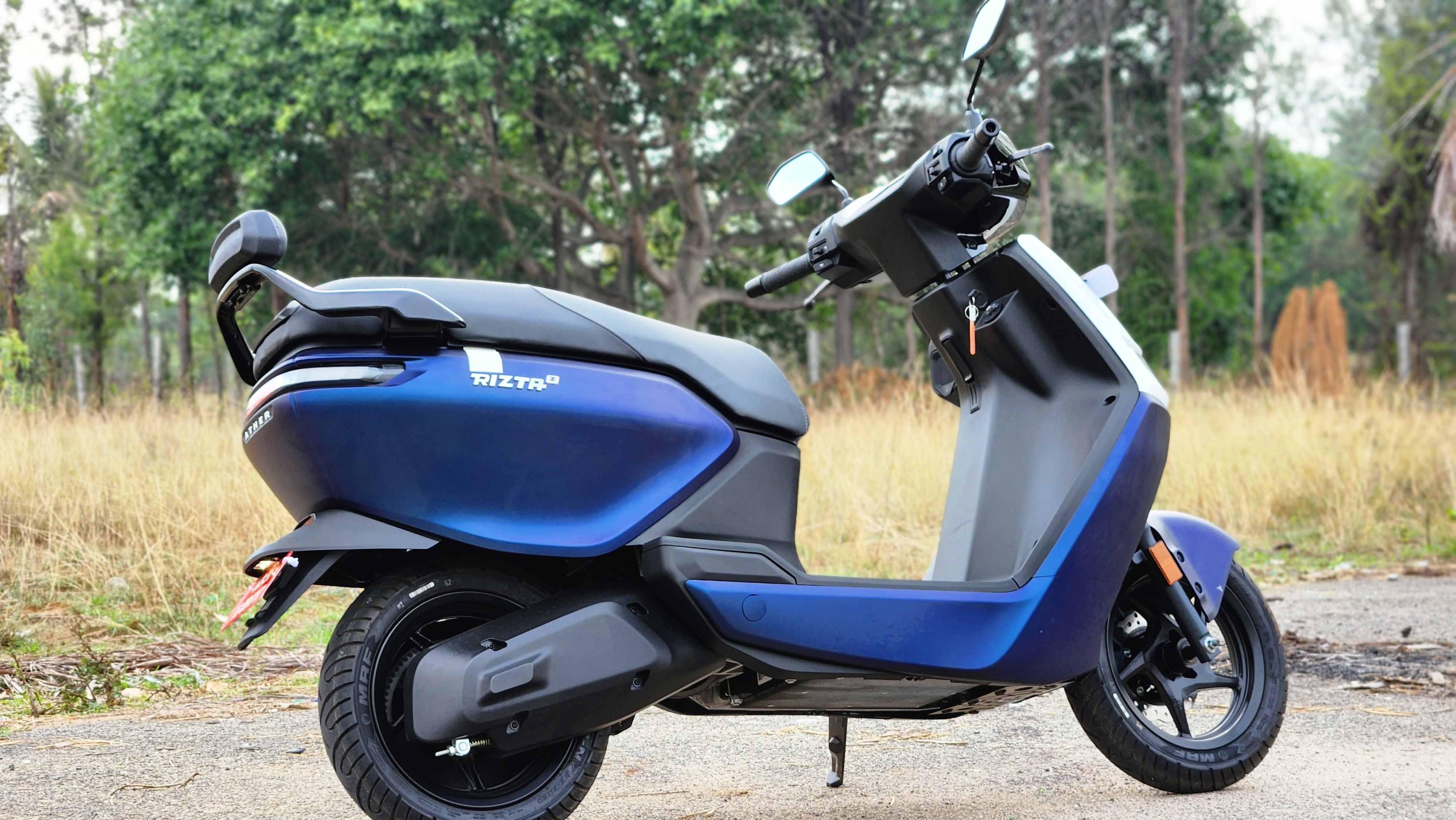 3.7 kWh Z மாறுபாடு மட்டுமே 700W சார்ஜருடன் வருகிறது. 2.9 kWh பேட்டரி பேக் 350W சார்ஜருடன் வருகிறது. இருப்பினும், இரண்டு பேட்டரி பேக்குகளும் Ather Gridக்கான ஆதரவை ஆதரிக்கின்றன. அவை 10 நிமிடங்களில் 15 கிமீ தூரத்தை ரீசார்ஜ் செய்ய முடியும்