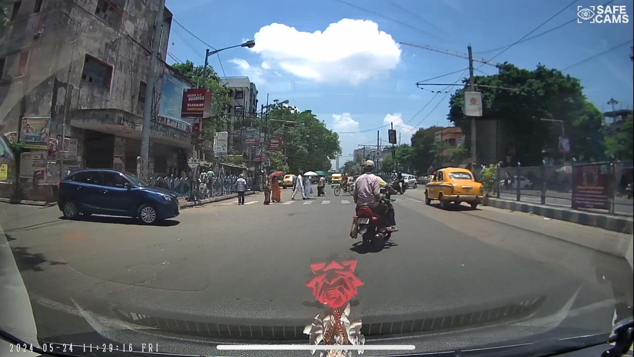 নিরাপদ ক্যাম R2 ড্যাশ ক্যাম ভিডিও সহ গাড়ির আশেপাশের শব্দ ক্যাপচার করে, যা ডিভাইসটিকে আরও কার্যকর করে তোলে। নিরাপদ ক্যাম R2
