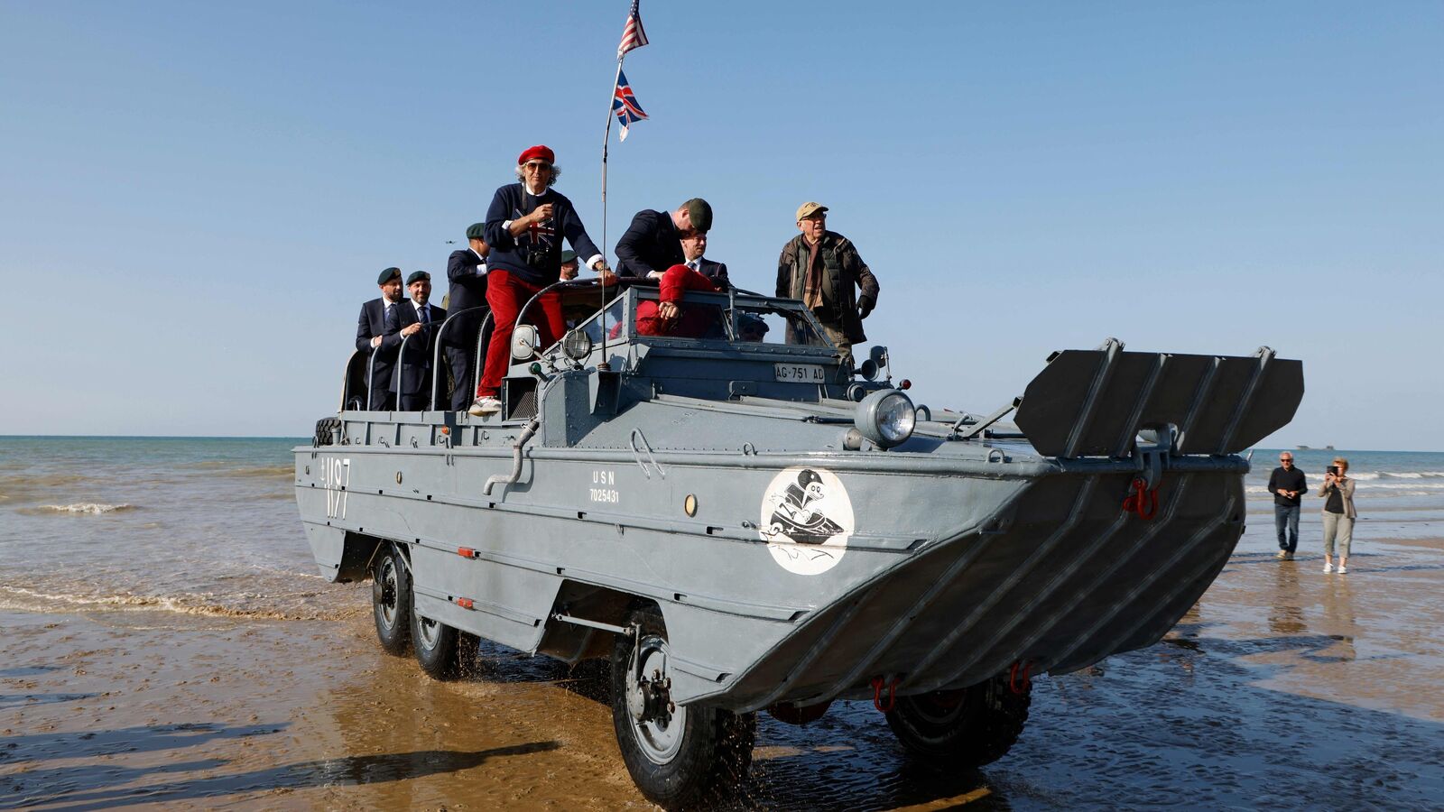 Amphibious WW2 'Duck' vehicle reenacts Normandy landing on D-Day ...