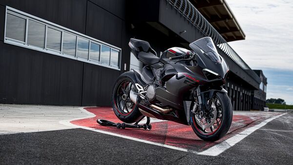 https://www.mobilemasala.com/auto-news/Ducati-Panigale-V2-Black-launched-in-India-at-Rs-2098-Lakh-Check-whats-new-i271531