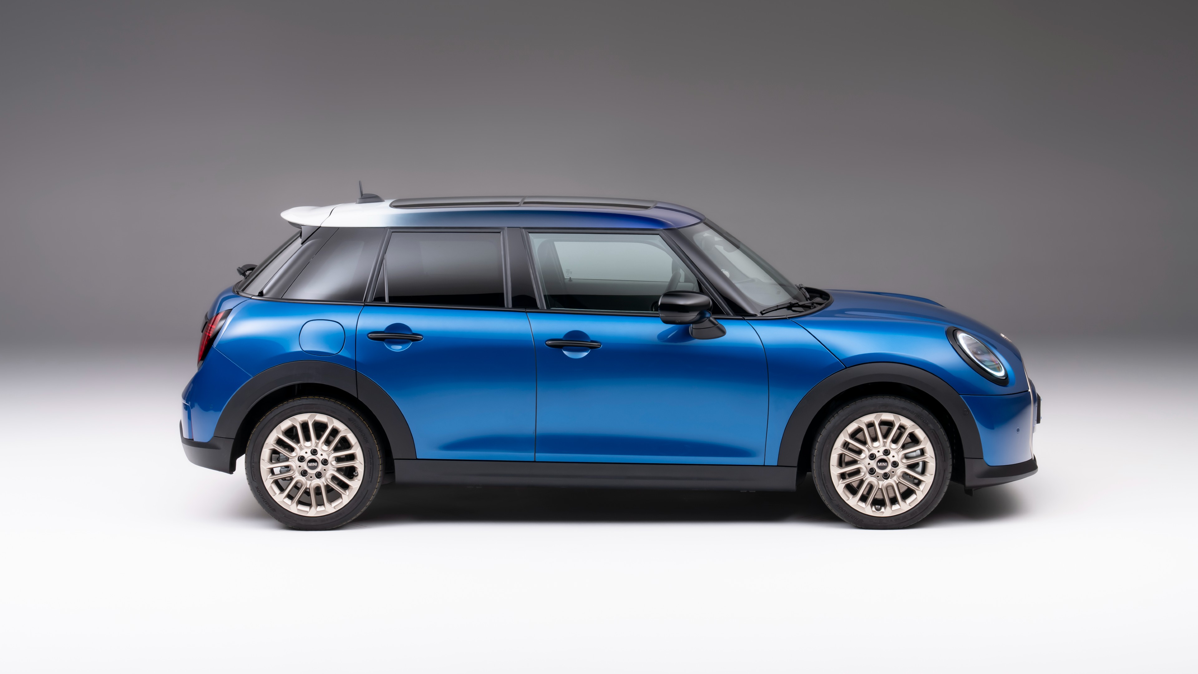 The MINI Cooper 5-door gets a 71 mm longer wheelbase, while the overall length has gone up by 178 mm 2025 MINI Cooper 5-door