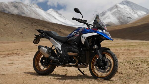 The gearbox on duty is a 6-speed unit and it comes with a bi-directional quickshifter that works well for the most part but it can be hesitant sometimes. The clutch action is also surprisingly light for a 1,300 cc engine.