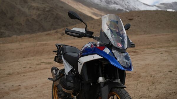 The chassis on the R 1300 GS is new which has helped BMW Motorrad in reducing the size of the fairings and the body work. Because of this the whole motorcycle looks significantly slimmer than the R 1250 GS. The chassis on the R 1300 GS is new which has helped BMW Motorrad in reducing the size of the fairings and the body work. Because of this the whole motorcycle looks significantly slimmer than the R 1250 GS.