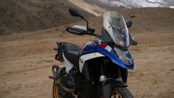 Up-front there is a new headlamp that integrates the lowbeam and highbeam. There is also cornering function available. BMW R 1300 GS