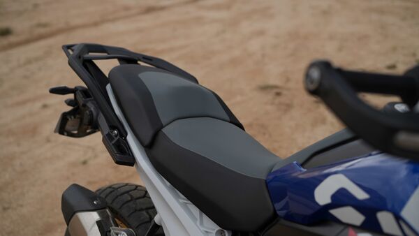 There is a new headlamp in the front that replaces the assymetrical headlamp that we saw on the R 1250 GS. The headlamp has a projector setup and it integrates the lowbeam and the highbeam. 