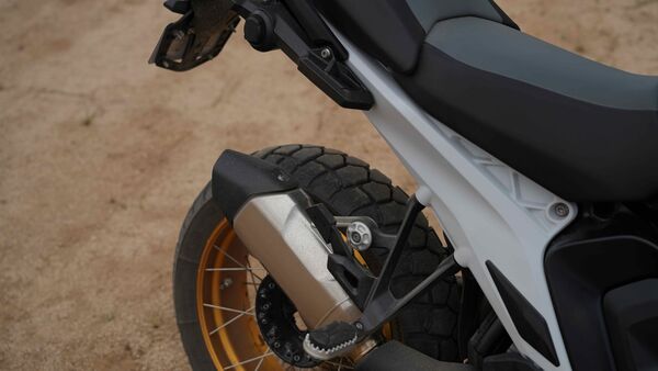 The capacity of the fuel tank has dropped from 20 litres to 19 litres. However, BMW says that the tank range of the motorcycle is the same because the new engine is more efficient.