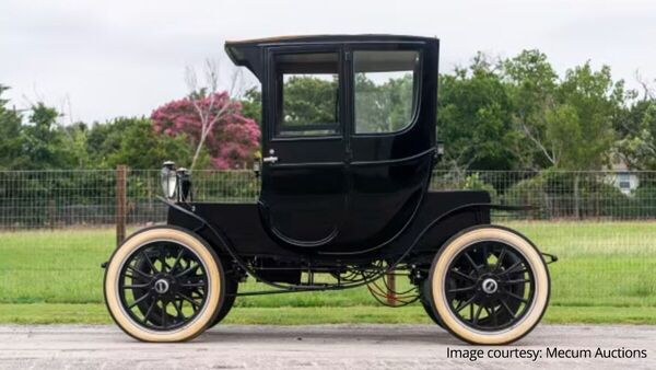 The Waverly Model 93 EV seems to have wooden wheels covered with whitewall tyres.