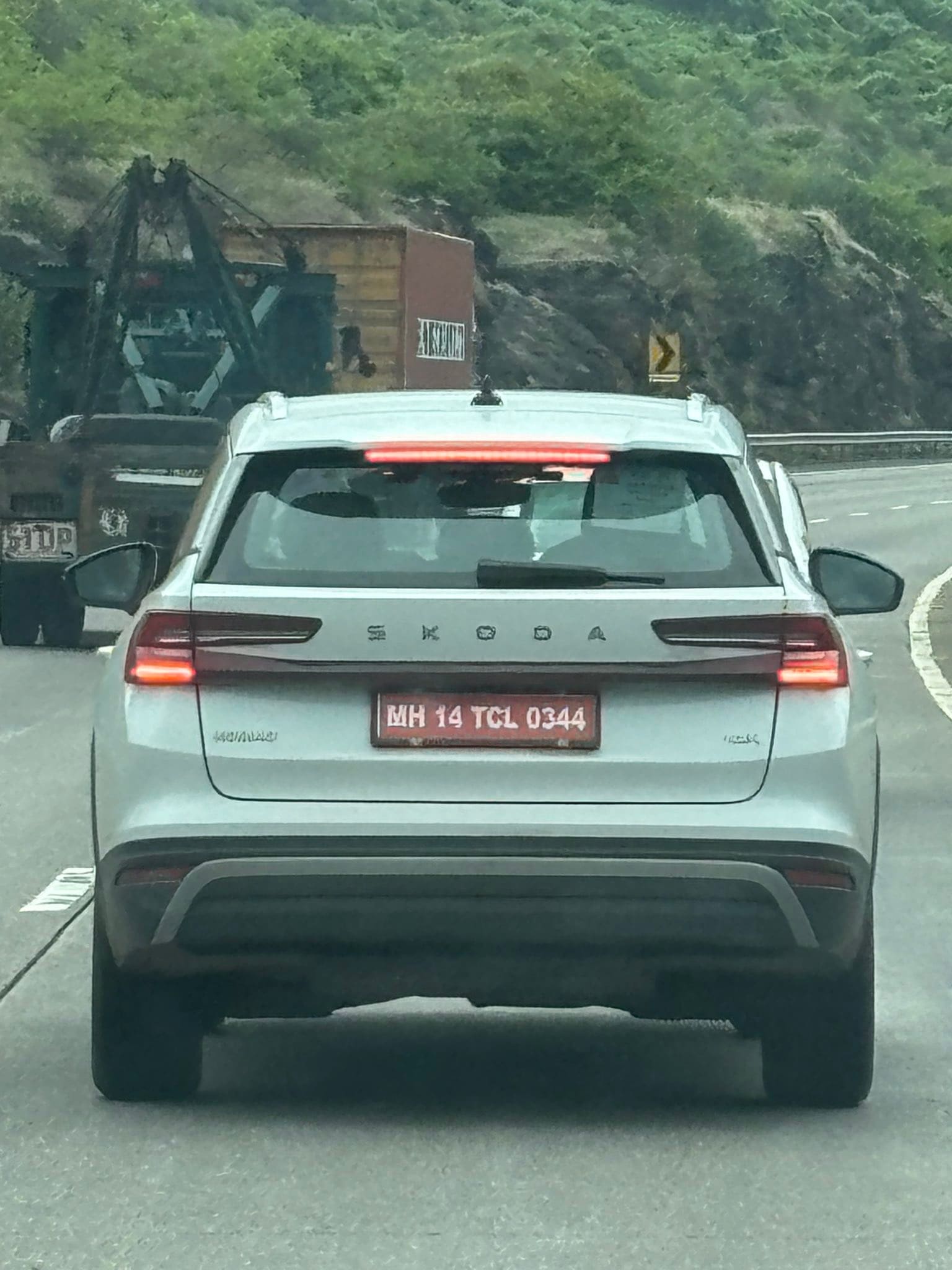 The rear profile of the new Skoda Kodiaq boasts redesigned C-shaped LED taillights with central Skoda lettering, while a roof-mounted spoiler, optional dark chrome D-pillar trim, and squared-off wheel arches with black claddings complete the revised exterior. Skoda Kodiaq