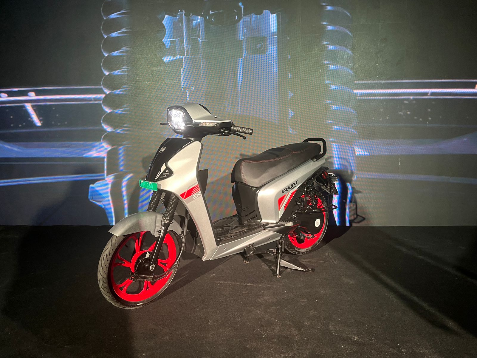 The BGauss RUV 350 gets a 3.4 kW motor with 165 Nm of peak torque. The motor has been mounted on to the rear wheel