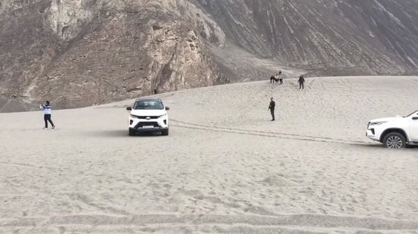 https://www.mobilemasala.com/auto-news/Toyota-Fortuner-SUVs-take-joyride-on-sand-dunes-in-Ladakh-police-files-FIR-i275965