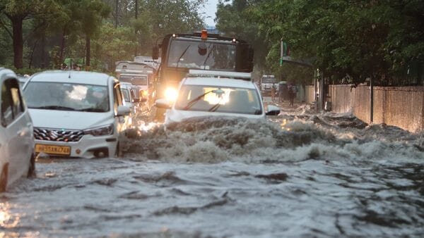 Delhi rains traffic jam