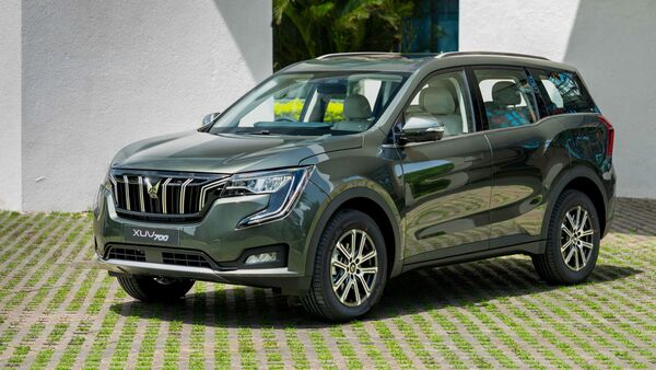 Mahindra XUV700 in the new Everest Green colour scheme. Mahindra XUV700