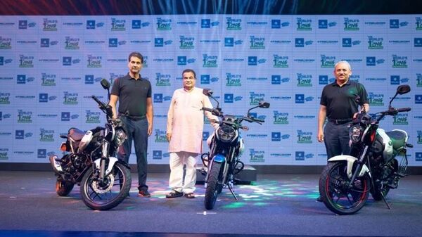 Union Minister Nitin Gadkari (center) joined Bajaj Auto officials, including MD Rajiv Bajaj (left) at the launch event of Bajaj Freedom CNG bike.