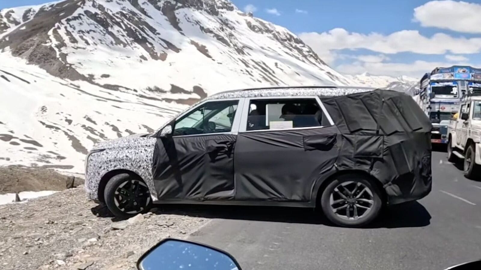 Kia Carens facelift spotted in latest spy shot near Manali. See what has changed