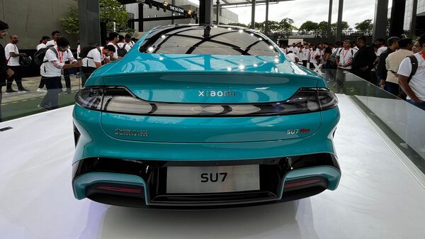 The SU7 comes in two variants for the Chinese market. The first promises a driving range of 668 km on a single charge, while the second claims that the SU7 can run for 800 km on a single charge. 