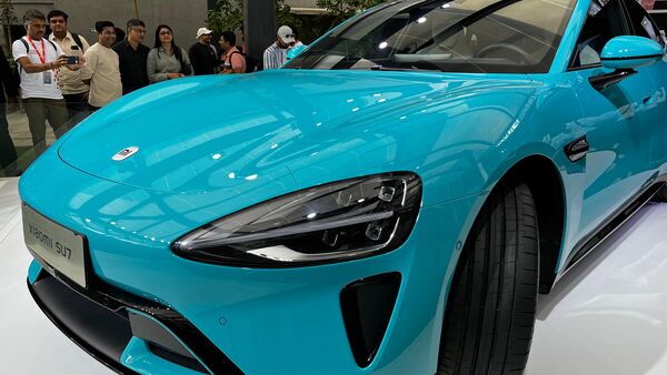 The SU7 measures 4,997 mm in length, 1,963 mm in width, and 1,455 mm in height. The car comes with a 3,000 mm wheelbase and brings a combined frunk and bootspace of 622 litres. The SU7 measures 4,997 mm in length, 1,963 mm in width, and 1,455 mm in height. The car comes with a 3,000 mm wheelbase and brings a combined frunk and bootspace of 622 litres.