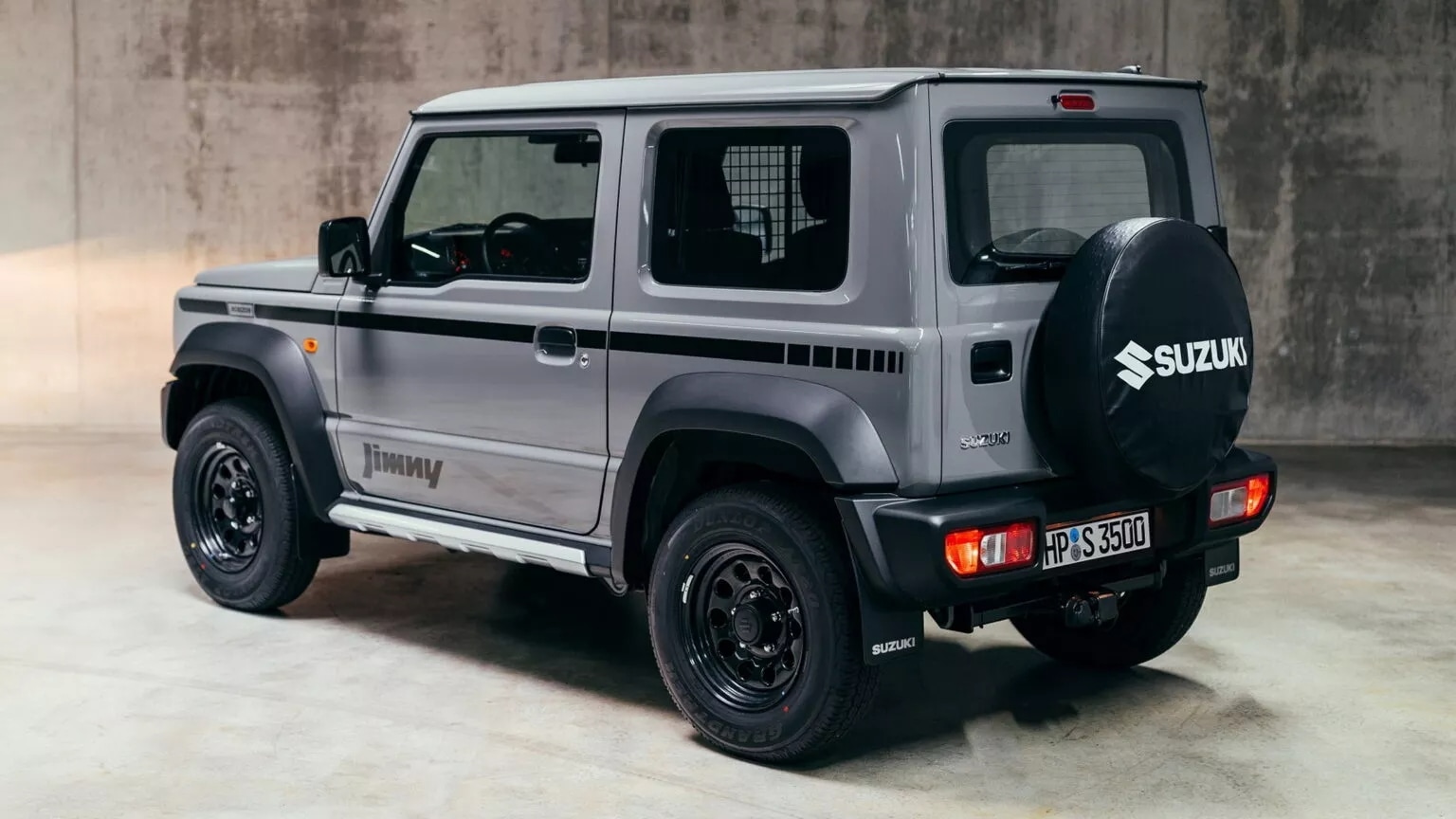 The Suzuki Jimny Horizon is exclusively available in the Medium Grey paint scheme with contrasting black decals